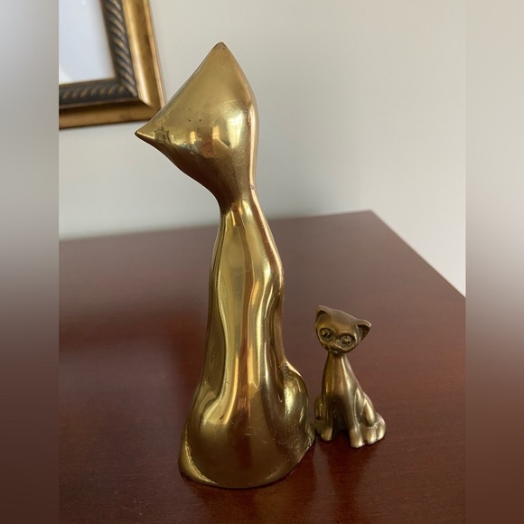 Midcentury Vintage Beveled Sculpted Stylized Brass Cat with Kitten 1960s - Picture 4 of 5